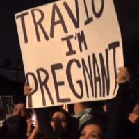 Kourtney Kardashian enceinte à 44 ans : l&#039;incroyable annonce surprise en plein concert de Travis Barker