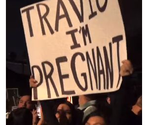 Kourtney Kardashian annonce qu'elle est enceinte de Travis Barker en plein concert