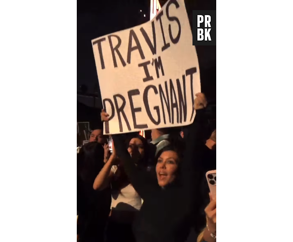 Kourtney Kardashian annonce qu'elle est enceinte de Travis Barker en plein concert