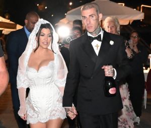 Kourtney Kardashian et Travis Barker se promènent sur le port de Portofino après leur cérémonie de mariage.