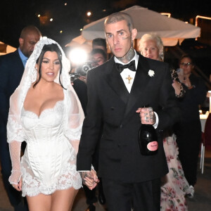 Kourtney Kardashian et Travis Barker se promènent sur le port de Portofino après leur cérémonie de mariage.