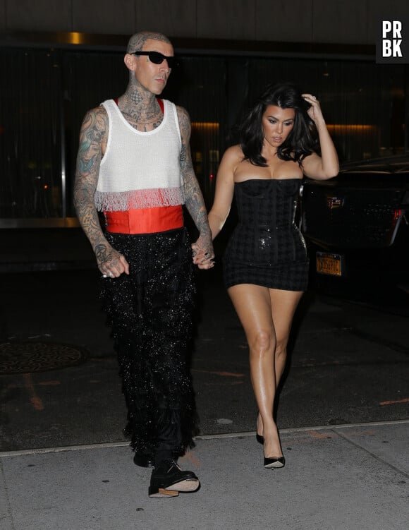 Travis Barker et sa femme Kourtney Kardashian vont dîner au restaurant à New York, le 2mai 2022. 