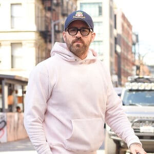 Ryan Reynolds se promène à New York, le 12 avril 2023. 