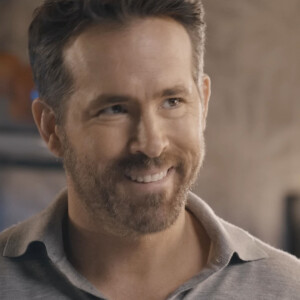 Ryan Reynolds apparaît dans une publicité soi-disant improvisée pour la marque de son gin "Aviation" pendant le Super Bowl, le 12 février 2023. 