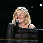 "Mais elle est super gênante" : Louane crée le malaise au concert de Sabrina Carpenter, des fans lui tombent dessus