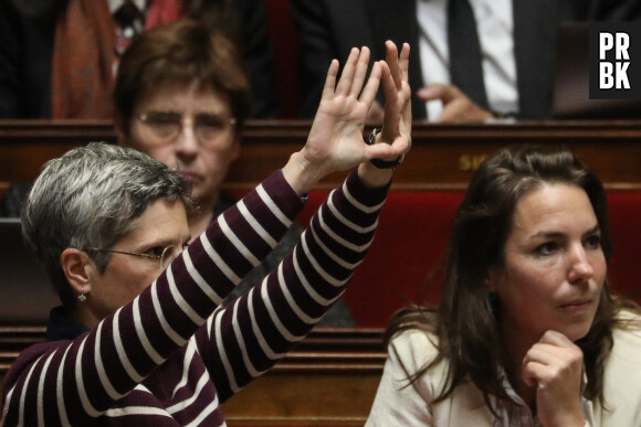 Sandrine Rousseau, députée EELV, fait le signe d'un "vagin à l'envers" lors de la séance de questions au gouvernement à l'Assemblée nationale à Paris, le 4 octobre 2022. © Stéphane Lemouton / Bestimage