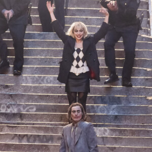 Lady Gaga et Joaquin Phoenix tournent des scènes du film "Joker: Folie à deux" sur les marches rendues célèbres dans le premier opus à New York, le 3 avril 2023. C'est sur cet escalier, à l'angle des avenue Shakespeare et Anderson que Joaquin Phoenix y avait effectué son célèbre pas de danse au coeur du Bronx, dans "Joker".