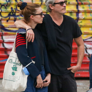 Rooney Mara et Joaquin Phoenix se baladent à New York le 6 octobre 2021.