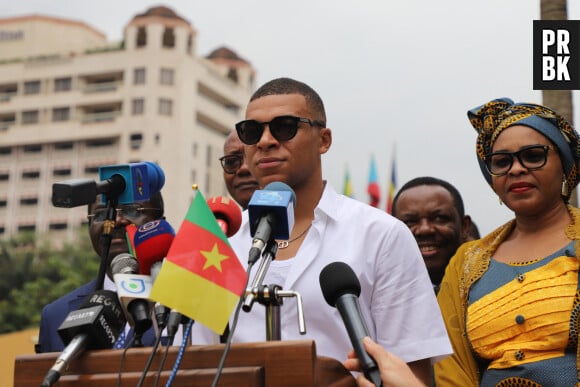 C'est lors de sa visite très remarquée au Cameroun (source de mèmes abondants sur Twitter) que le capitaine de l'équipe de France a tiré la sonnette d'alarme à propos d'un sujet qui lui tient à coeur : la lutte contre le racisme dans le sport.  
Kylian Mbappé dispute un match de basket amical avec Joakim Noah et des enfants au village Noah à Yaoundé, Cameroun le 7 juillet 2023. Il fait une déclaration à la presse après sa rencontre avec le premier ministre du Cameroun. © Rodrig Mbock / Bestimage 