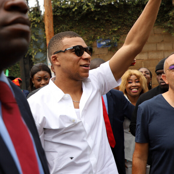 "Il ne faut plus laisser la porte ouverte aux comportements racistes"
Kylian Mbappé dispute un match de basket amical avec Joakim Noah et des enfants au village Noah à Yaoundé, Cameroun le 7 juillet 2023. © Rodrig Mbock / Bestimage 