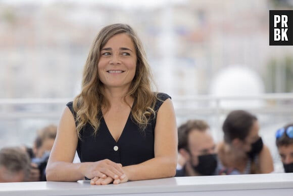 info - L'humoriste Blanche Gardin refuse "200 000 euros pour une journée de tournage pour l'émission "LOL : qui rit sort" et étrille Amazon - Blanche Gardin au photocall du film France lors du 74ème festival international du film de Cannes le 16 juillet 2021 © Borde / Jacovides / Moreau / Bestimage 