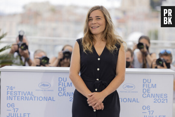 info - L'humoriste Blanche Gardin refuse "200 000 euros pour une journée de tournage pour l'émission "LOL : qui rit sort" et étrille Amazon - Blanche Gardin au photocall du film France lors du 74ème festival international du film de Cannes le 16 juillet 2021 © Borde / Jacovides / Moreau / Bestimage 