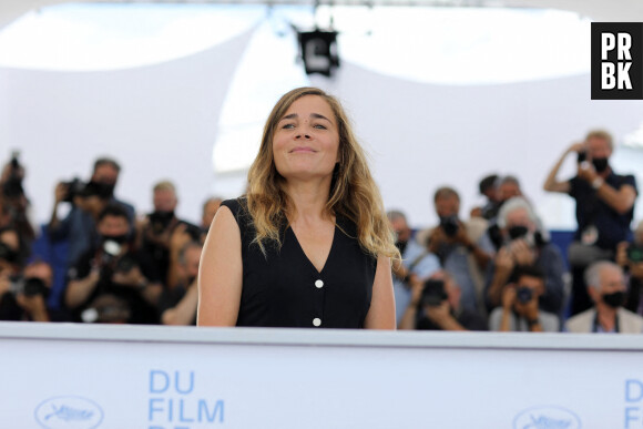 info - L'humoriste Blanche Gardin refuse "200 000 euros pour une journée de tournage pour l'émission "LOL : qui rit sort" et étrille Amazon - Blanche Gardin au photocall du film France lors du 74ème festival international du film de Cannes le 16 juillet 2021 © Borde / Jacovides / Moreau / Bestimage 