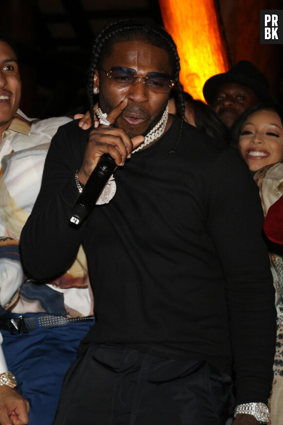 Le rappeur avait tout pour devenir un visage incontournable du renouveau du rap américain.
Pop Smoke chante à la soirée du nouvel an de Sean Combs sur Star Island à Miami, le 1er janvier 2020.