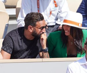 Semi-exclusif - Cyril Hanouna et la joueuse de tennis française Lola Marandel, que l'on vient de lui présenter, en tribunes lors deuxième tour des Internationaux de France de tennis de Roland Garros 2023 © Jacovides-Moreau/Bestimage 