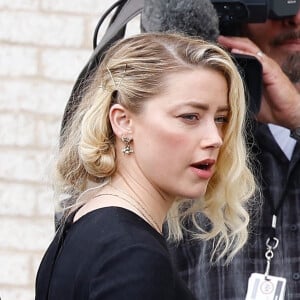 Amber Heard sort du tribunal, alors que le verdict du procès en diffamation qui l'oppose à Johnny Depp est tombé. Fairfax, le 1er juin 2022. L’actrice, qui s’était décrite comme une victime de violences conjugales dans une tribune publiée en 2018 par le « Washington Post », a été condamnée à verser quinze millions de dollars de dommages et intérêts à Johnny Depp pour diffamation. 