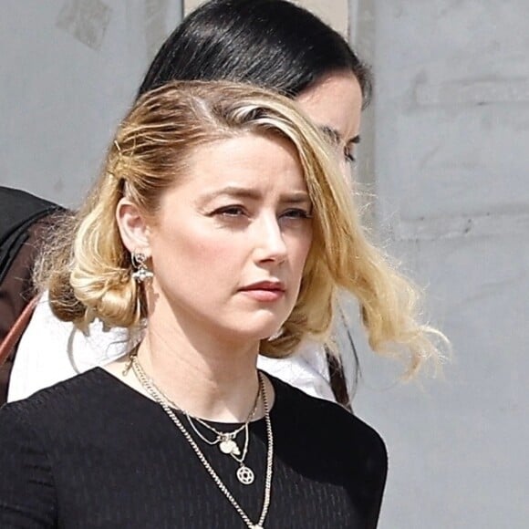 Amber Heard sort du tribunal, alors que le verdict du procès en diffamation qui l'oppose à Johnny Depp est tombé. Fairfax, le 1er juin 2022. L’actrice, qui s’était décrite comme une victime de violences conjugales dans une tribune publiée en 2018 par le « Washington Post », a été condamnée à verser quinze millions de dollars de dommages et intérêts à Johnny Depp pour diffamation. 