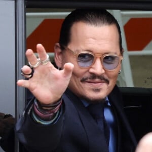 Info - Johnny Depp fête ses 60 ans - Info - Amber Heard renonce à faire appel de sa condamnation pour diffamation - Johnny Depp rentre chez lui pour le week-end après une autre longue journée lors de son procès contre son ex au palais de justice de Fairfax, Virginie, Etats-Unis, le 27 mai 2022. 