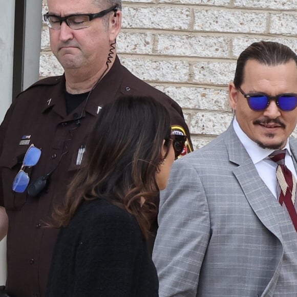 Johnny Depp sort du procès intenté contre son ex-femme, Amber Heard à Fairfax, Virginie, Etats-Unis, le 26 mai 2022. 