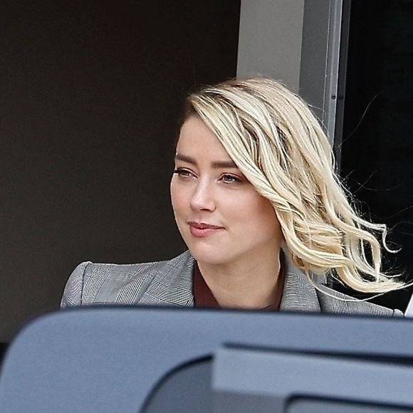 Amber Heard sort du tribunal lors de son procès intenté par son ex-mari Johnny Depp à Fairfax, Virginie, Etats-Unis, le 26 mai 2022. 