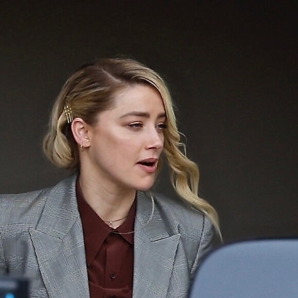 Amber Heard sort du tribunal lors de son procès intenté par son ex-mari Johnny Depp à Fairfax, Virginie, Etats-Unis, le 26 mai 2022. 