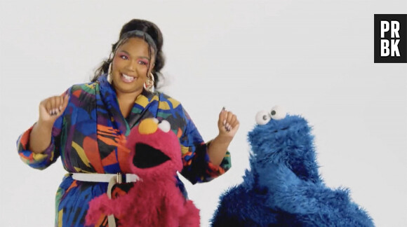 Lizzo partage la vedette avec les marionettes Elmo et Cookie Monster dans une vidéo de "Sesame Street". 