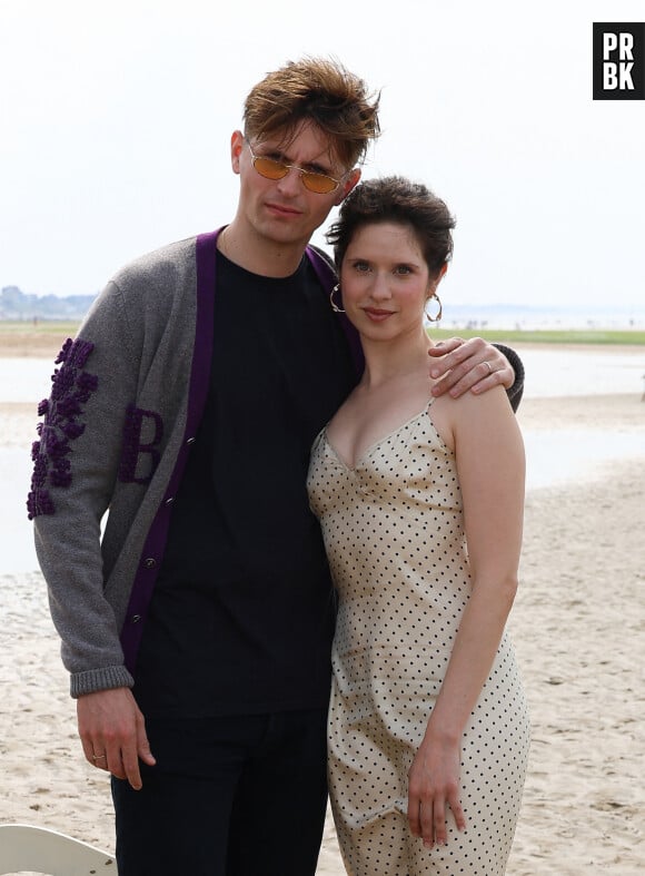 Raphael Quenard et Daphne Patakia au photocall du film "Sur la branche" lors du 37ème festival du film de Cabourg (37ème journées romantiques du 14 au 18 juin 2023), à Cabourg, France, le 17 juin 2023. © Coadic Guirec/Bestimage 