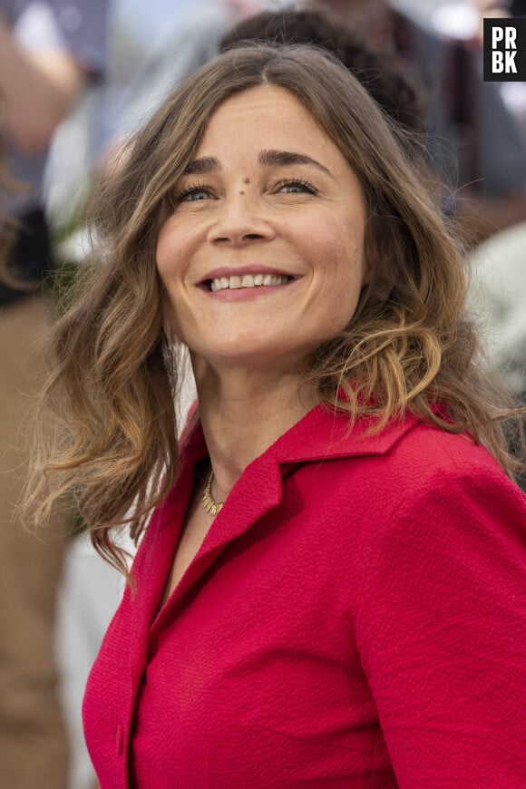 info - L'humoriste Blanche Gardin refuse "200 000 euros pour une journée de tournage pour l'émission "LOL : qui rit sort" et étrille Amazon - Blanche Gardin - Photocall de "Fumer Fait Tousser (Smoking Causes Coughing)" lors du 75ème Festival International du Film de Cannes, le 21 mai 2022. © Cyril Moreau/Bestimage 