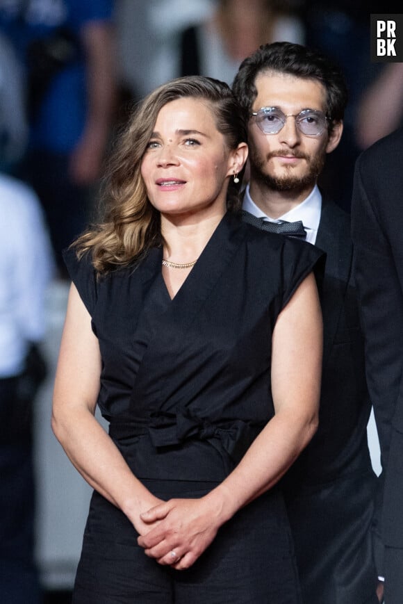 info - L'humoriste Blanche Gardin refuse "200 000 euros pour une journée de tournage pour l'émission "LOL : qui rit sort" et étrille Amazon - Blanche Gardin, Anthony Sonigo - Montée des marches du film « Fumer Fait Tousser » lors du 75ème Festival International du Film de Cannes. Le 21 mai 2022 © Cyril Moreau / Bestimage 