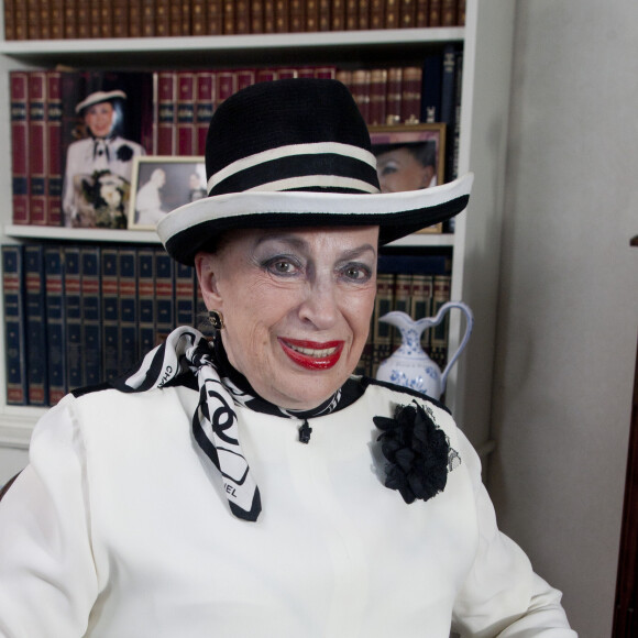 PRIX SPECIAL - EXCLUSIF : Geneviève de Fontenay fête ses 80 ans à Paris ce 29 août 2012. Pic : dans son appartement de Saint Cloud