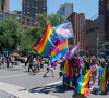 Suite à ces nouvelles consignes sanitaires, directement validées par l'Agence américaine des médicaments (FDA), c'est désormais l'évaluation individuelle pour chaque donneur du risque qui sera prise en compte. Sans qu'il soit question d'hétérosexualité, ou d'homosexualité. 
Atmosphère lors de la Marche des Fiertés (Gay Pride) à New York City, New York, Etats-Unis, le 26 juin 2022. © Lev Radin/Pacific/Bestimage
