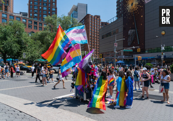 Suite à ces nouvelles consignes sanitaires, directement validées par l'Agence américaine des médicaments (FDA), c'est désormais l'évaluation individuelle pour chaque donneur du risque qui sera prise en compte. Sans qu'il soit question d'hétérosexualité, ou d'homosexualité. 
Atmosphère lors de la Marche des Fiertés (Gay Pride) à New York City, New York, Etats-Unis, le 26 juin 2022. © Lev Radin/Pacific/Bestimage