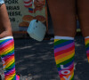 Le don du sang des hommes gays a longtemps été synonyme d'interdictions, d'impasses, de stigmatisations qui nous renvoient carrément quatre décennies derrière. Heureusement, les choses semblent (enfin !) évoluer aux US...
Atmosphère lors de la Marche des Fiertés (Gay Pride) à New York City, New York, Etats-Unis, le 26 juin 2022. © Lev Radin/Pacific/Bestimage