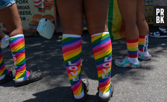 Le don du sang des hommes gays a longtemps été synonyme d'interdictions, d'impasses, de stigmatisations qui nous renvoient carrément quatre décennies derrière. Heureusement, les choses semblent (enfin !) évoluer aux US...
Atmosphère lors de la Marche des Fiertés (Gay Pride) à New York City, New York, Etats-Unis, le 26 juin 2022. © Lev Radin/Pacific/Bestimage