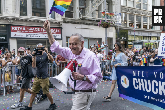 Le sénateur américain Chuck Schumer lors de la Marche des Fiertés (Gay Pride) à New York City, New York, Etats-Unis, le 26 juin 2022. © Lev Radin/Pacific/Bestimage