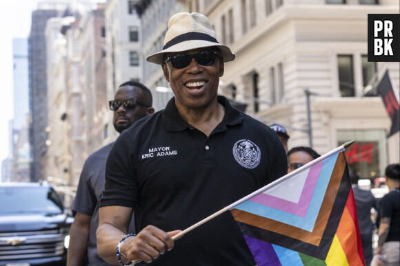 L'orientation sexuelle n'est plus un critère "prioritaire". Une vraie avancée pour la communauté LGBTQ. Car l'interdiction nous renvoyait tout de même aux années 80, d'où a découlé une stigmatisation trop solide : l'association des hommes gays au virus du Sida.
Le maire de New York, Eric Adams lors de la Marche des Fiertés (Gay Pride) à New York City, New York, Etats-Unis, le 26 juin 2022. © Lev Radin/Pacific/Bestimage