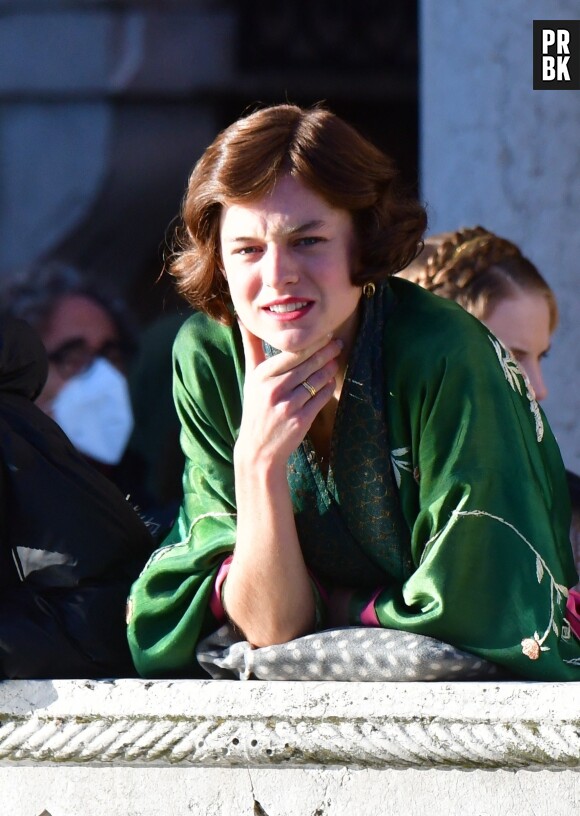 Emma Corrin sur le tournage de "Lady Chatterley's Lover" à Venise, le 4 novembre 2021. 