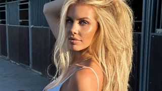 "Mettez-vous à poil, ça fait des vues" : Adixia en montre trop sur Instagram, les internautes la fracassent !