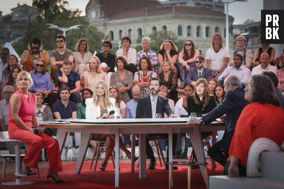 Exclusif - Anne-Elisabeth Lemoine, Virginie Efira enceinte, Melvil Poupaud, Valérie Donzelli - Emission "C à vous" lors du 76ème Festival International du Film de Cannes le 23 mai 2023. © Jack Tribeca/Bestimage 