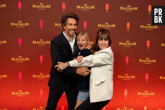 Vincent Elbaz, Anne-Elisabeth Lemoine, Daphné Burki - Soirée sur la plage Magnum lors du 76ème Festival International du Film de Cannes le 22 mai 2023. © Cannes Magnum/Jeremy Melloul/Bestimage 