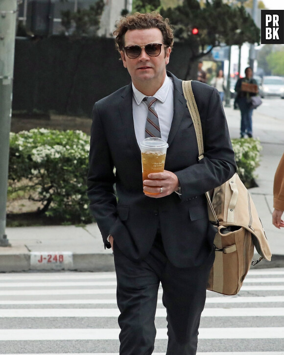 Info - Danny Masterson reconnu coupable de viols - Exclusif - Danny Masterson accompagné de son avocat, arrive au tribunal de Londres, le 17 avril 2023.  EXCLUSIVE - Four months after a mistrial was declared, Danny Masterson is back in court as his rape retrial is set to begin today. The That 70s show star was seen arriving with his lawyer to court this morning in a grey suit and carrying a large messenger bag. Masterson is charged with forcibly raping three women from 2001 to 2003, the actor has maintained his innocence. Three of Masterson's accusers are former Scientologists who claimed they were harassed and threatened by church officials after coming forward against the actor who remains a high ranking member of the organization. Masterson is seen arriving into court this morning with his attorney Philip Cohen. 