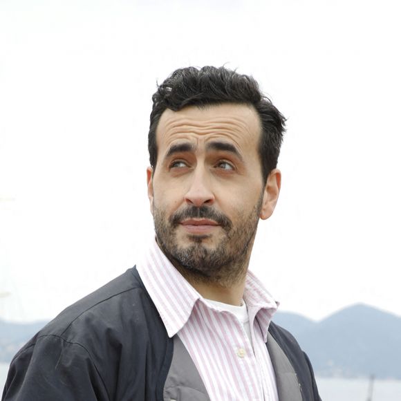 Jonathan Cohen - Photocall de la série "Le Flambeau, les aventuriers de Chupacabra" lors de la 5ème édition du Festival International Canneseries à Cannes. Le 6 avril 2022 © Denis Guignebourg / Bestimage