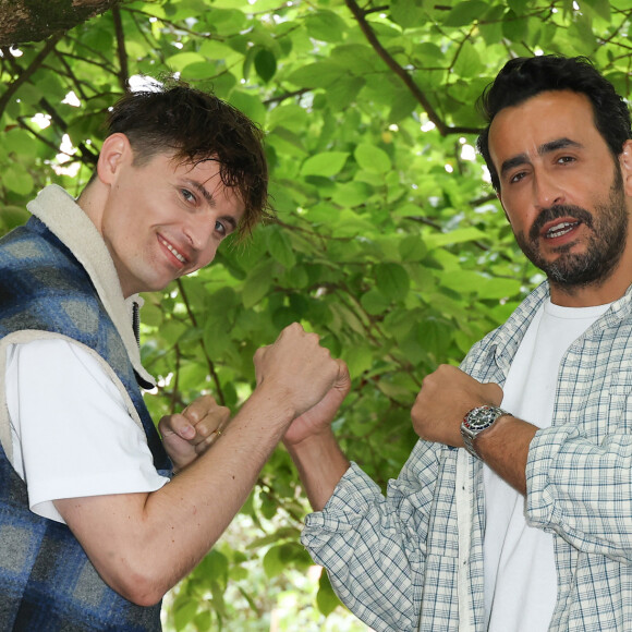 Raphael Quenard et Jonathan Cohen - Photocall du film "Sentinelle" lors de la 16ème édition du festival du film francophone (FFA) de Angoulême, le 27 août 2023. © Coadic Guirec / Bestimage  Photocall of the film "Sentinel" during the 16th edition of the Francophone Film Festival (FFA) in Angoulême, August 27, 2023.