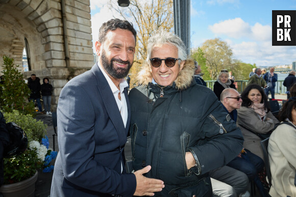 Cyril Hanouna et Richard Anconina - Inauguration de "La promenade Jean-Paul Belmondo" au terre-plein central du pont de Bir-Hakeim, ouvrage public communal situé sous le viaduc du métro aérien, à Paris (15e, 16e) le 12 avril 2023. © Cyril Moreau/Bestimage 