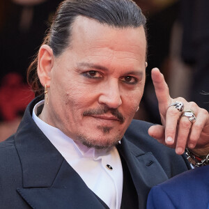 Interviewé sur Zoom par The Independent, depuis ce qui semble être "une petite pièce sombre de sa maison londonienne", le réalisateur est venu défendre ouvertement son grand ami. Et condamner cette cancel culture qu'il définit ainsi : l'expression "de villageois en colère contre Frankenstein !". C'est dit.
Info - Johnny Depp fête ses 60 ans - Info - Johnny Depp blessé à la cheville, annule sa tournée de concerts - Johnny Depp - Montée des marches du film " Jeanne du Barry " pour la cérémonie d'ouverture du 76ème Festival International du Film de Cannes, au Palais des Festivals à Cannes. Le 16 mai 2023 © Jacovides-Moreau / Bestimage 