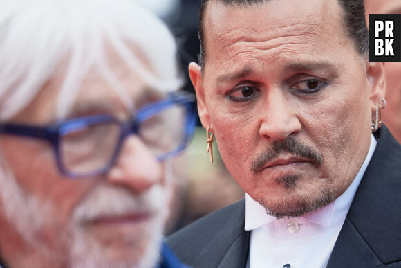 "En tout cas c'est un trait humain que je n'aime pas vraiment ou que je ne comprends pas vraiment", achève Burton, ajoutant à propos de Johnny Depp : "Il me ressemblait un peu, une sorte de banlieusard, de white trash – nous étions connectés à un certain niveau". 
Johnny Depp - Montée des marches du film " Jeanne du Barry " pour la cérémonie d'ouverture du 76ème Festival International du Film de Cannes, au Palais des Festivals à Cannes. Le 16 mai 2023 © Jacovides-Moreau / Bestimage 