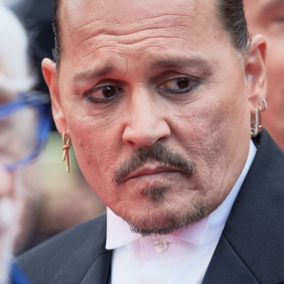 "En tout cas c'est un trait humain que je n'aime pas vraiment ou que je ne comprends pas vraiment", achève Burton, ajoutant à propos de Johnny Depp : "Il me ressemblait un peu, une sorte de banlieusard, de white trash – nous étions connectés à un certain niveau". 
Johnny Depp - Montée des marches du film " Jeanne du Barry " pour la cérémonie d'ouverture du 76ème Festival International du Film de Cannes, au Palais des Festivals à Cannes. Le 16 mai 2023 © Jacovides-Moreau / Bestimage 