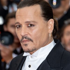 Johnny Depp - Montée des marches du film « Jeanne du Barry » pour la cérémonie d’ouverture du 76ème Festival International du Film de Cannes, au Palais des Festivals à Cannes. Le 16 mai 2023 © Jacovides-Moreau / Bestimage 