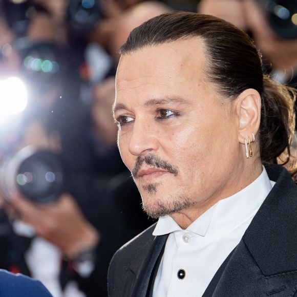 Johnny Depp - Montée des marches du film « Jeanne du Barry » pour la cérémonie d’ouverture du 76ème Festival International du Film de Cannes, au Palais des Festivals à Cannes. Le 16 mai 2023 © Jacovides-Moreau / Bestimage 
