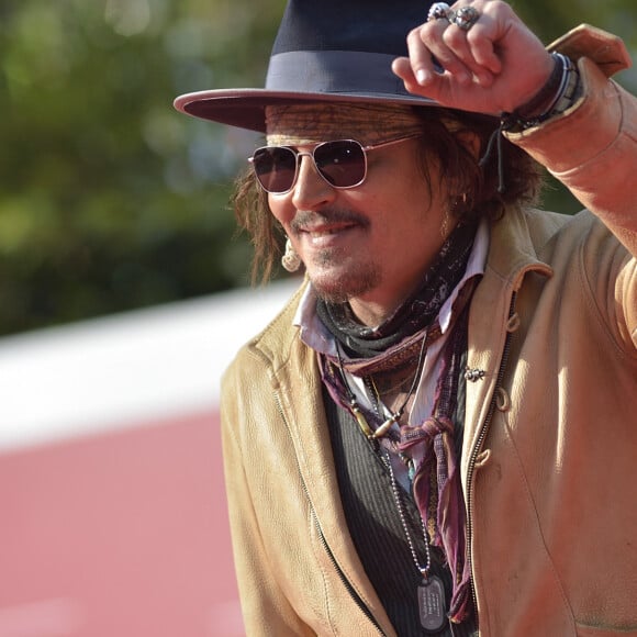 "Et on le constate de plus en plus. C'est une dynamique humaine très, très étrange", analyse Tim Burton.
Johnny Depp arrive à la première de Puffins lors de la 16ème édition du festival du film de Rome le 17 octobre 2021. © Rocco Spaziani/Mondadori Portfolio via ZUMA Press / Bestimage 